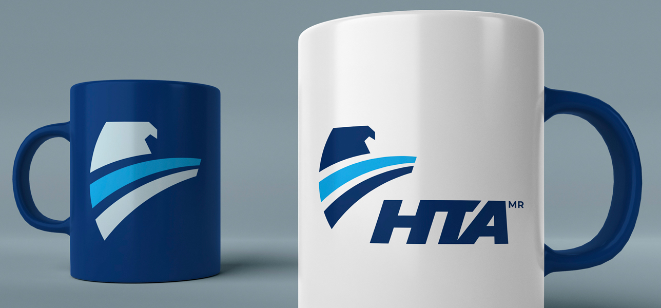 Visualización del símbolo de HTA en una taza azul y del logotipo completo en una taza blanca.